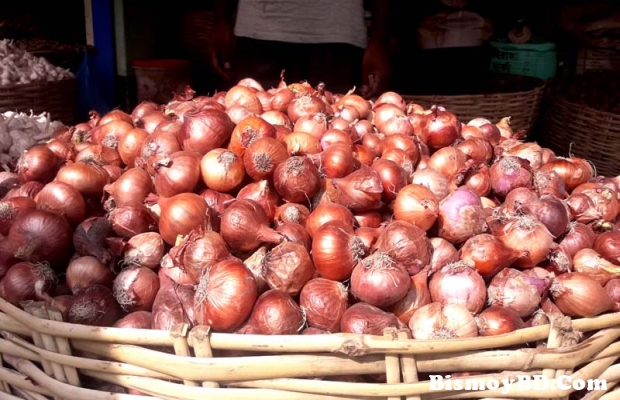 পাইকারিতে পেঁয়াজ বিক্রি হচ্ছে ৫০ থেকে ৮০ টাকা