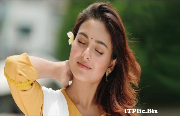 বর্ষার দিনে মেকআপে চাই স্নিগ্ধতা আর স্থায়িত্ব